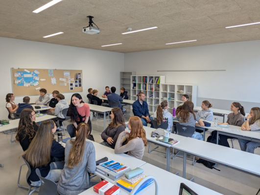 Foto: 6N1 mit den Sprachassisten:innen