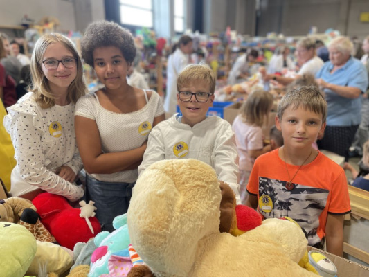 Bild 1: team_UNESCO_junior beim Lions-Flohmarkt