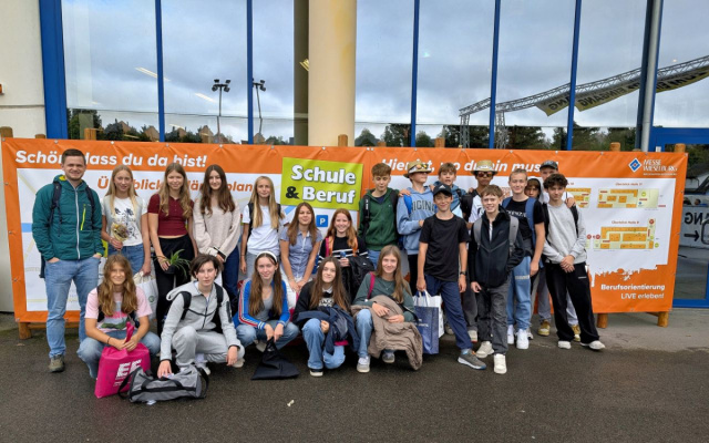 Foto 1: Gruppenfoto der 4S1 bei der Berufs- und Schulmesse