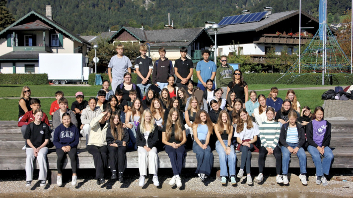 Gruppenfoto der 4G1 und 4G2 in St. Gilgen
