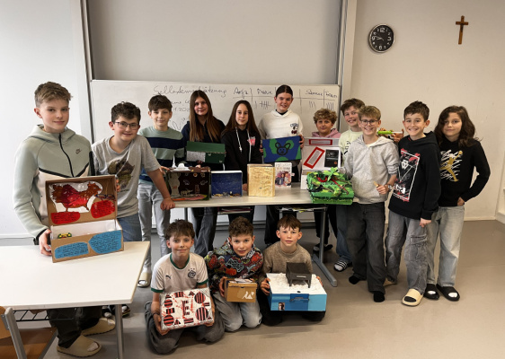 Foto: 2S1 Gruppenfoto mit ihren Lesekisten